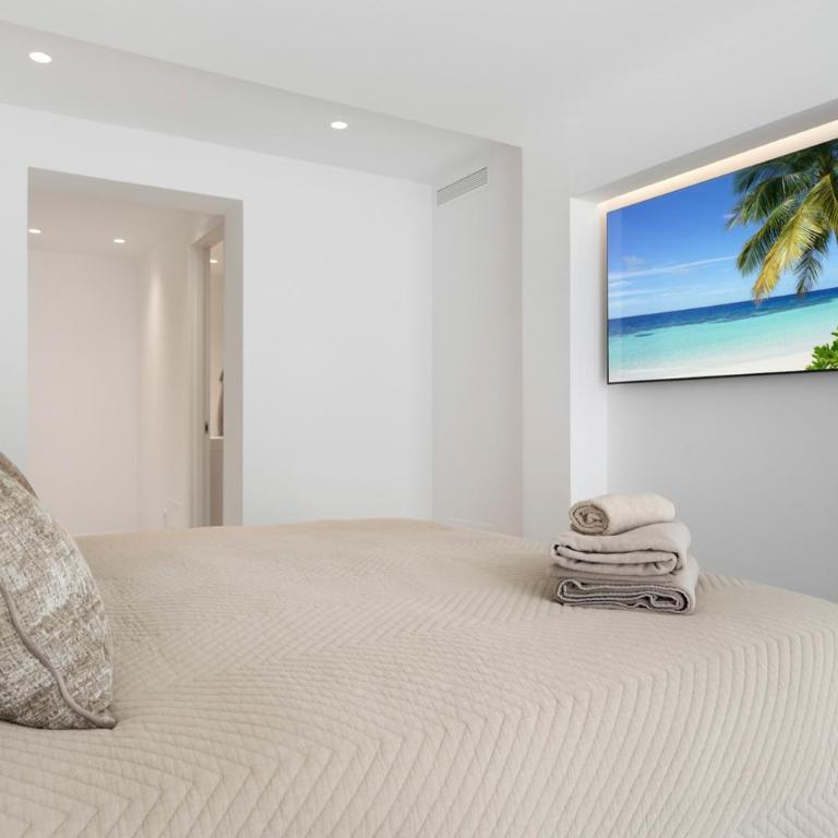 Luxury Villa Near Marbella with Private Pool, Jacuzzi & Modern Amenities - Villa - 41