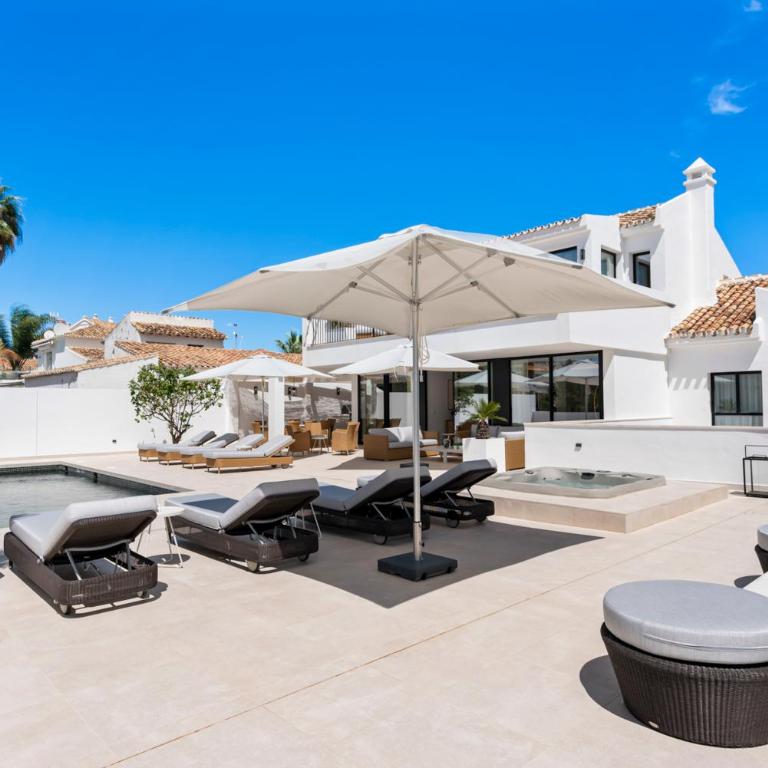 Luxury Villa Near Marbella with Private Pool, Jacuzzi & Modern Amenities - Villa - 5