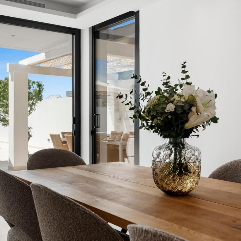 Luxury Villa Near Marbella with Private Pool, Jacuzzi & Modern Amenities - Villa - 14