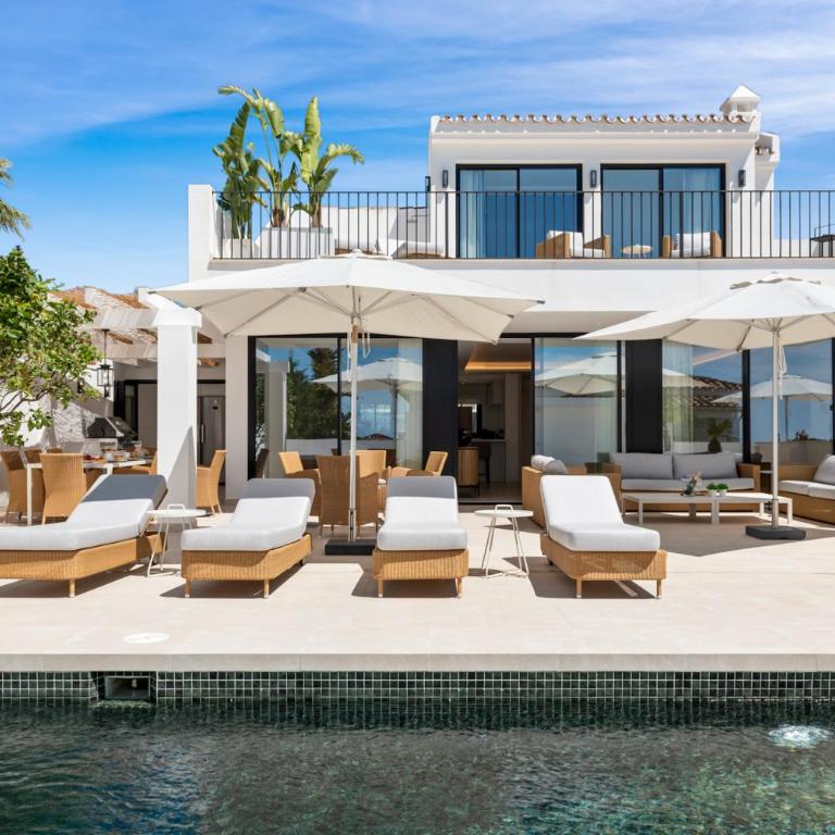 Luxury Villa Near Marbella with Private Pool, Jacuzzi & Modern Amenities - Villa - 2