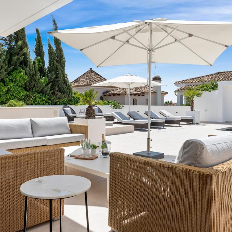 Luxury Villa Near Marbella with Private Pool, Jacuzzi & Modern Amenities - Villa - 6