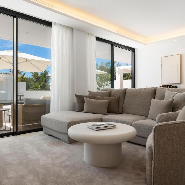 Luxury Villa Near Marbella with Private Pool, Jacuzzi & Modern Amenities - Villa - 10