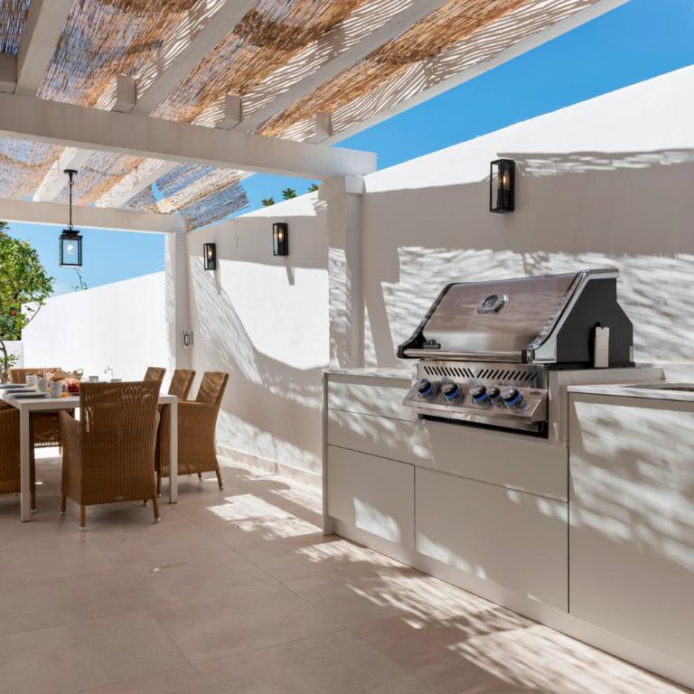 Luxury Villa Near Marbella with Private Pool, Jacuzzi & Modern Amenities - Villa - 19
