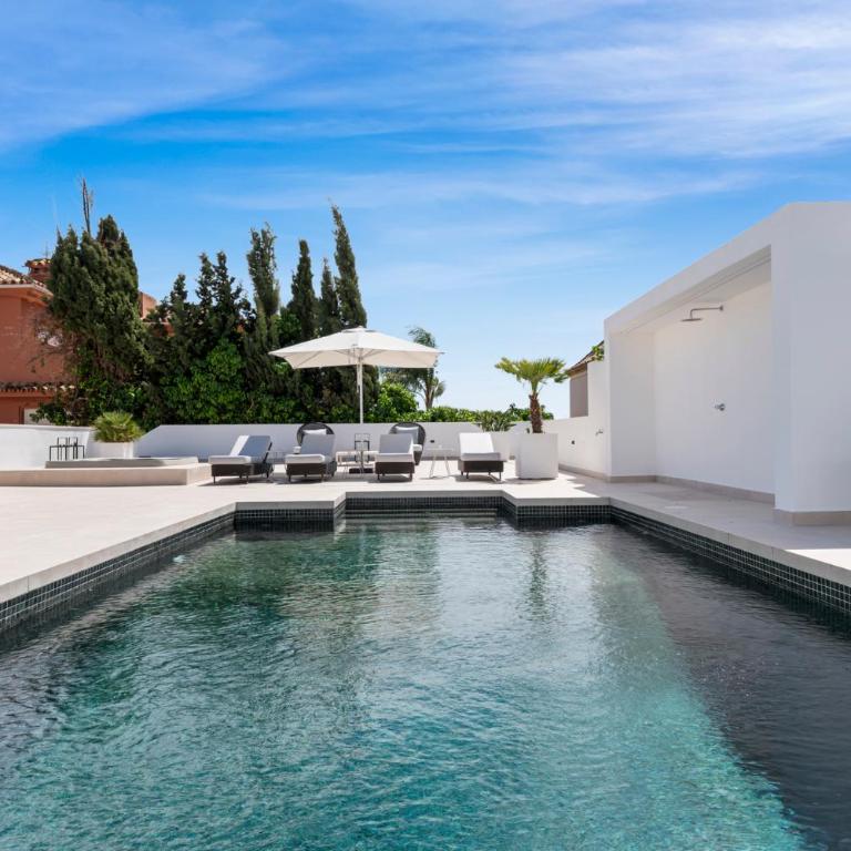 Luxury Villa Near Marbella with Private Pool, Jacuzzi & Modern Amenities - Villa - 57