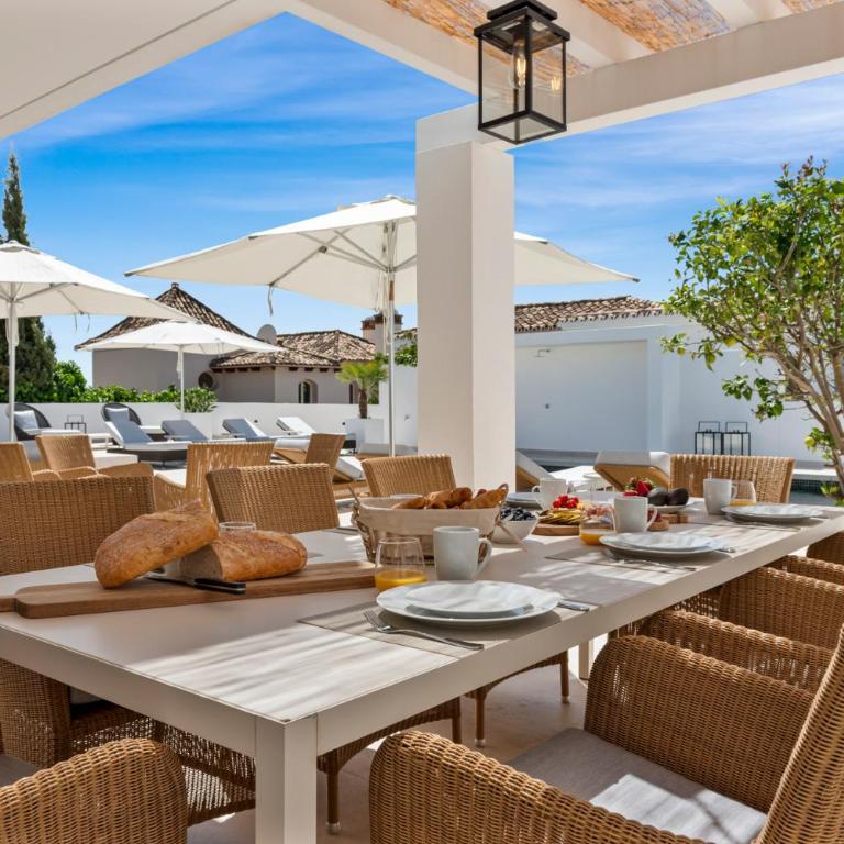 Luxury Villa Near Marbella with Private Pool, Jacuzzi & Modern Amenities - Villa - 7