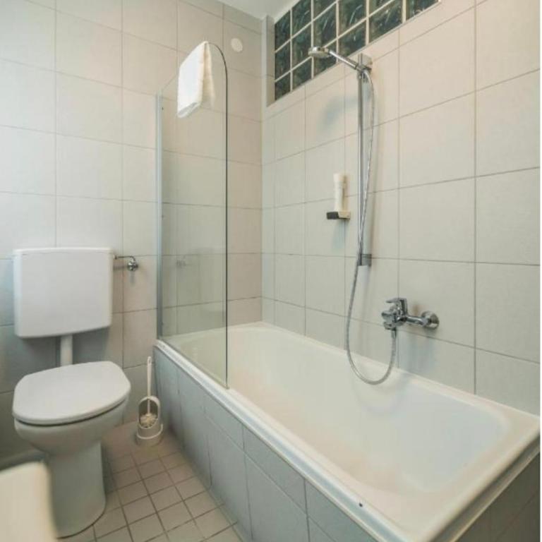 Hotel Berg - Doppelzimmer mit eigenem Bad - 9