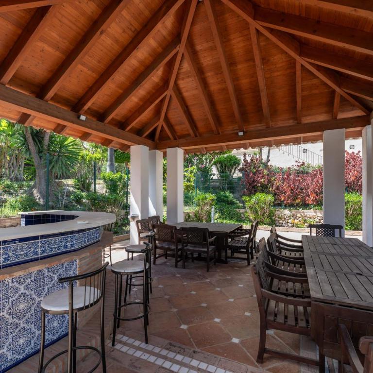 Cozy 3 BDRM Sunny Townhouse w BBQ and Pool - Three-Bedroom Apartment - 7