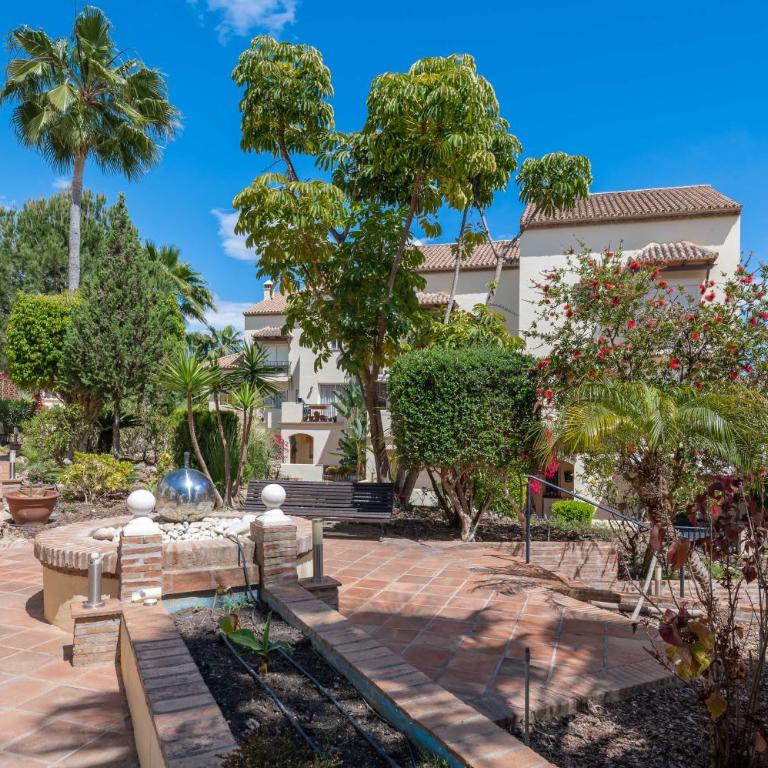Cozy 3 BDRM Sunny Townhouse w BBQ and Pool - Three-Bedroom Apartment - 42