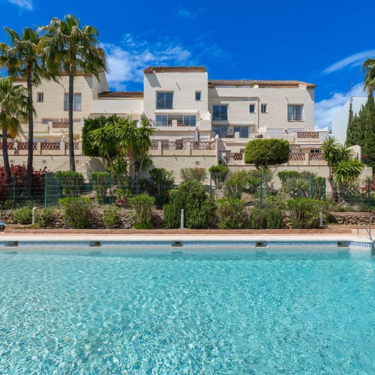 Cozy 3 BDRM Sunny Townhouse w BBQ and Pool - Three-Bedroom Apartment - 2