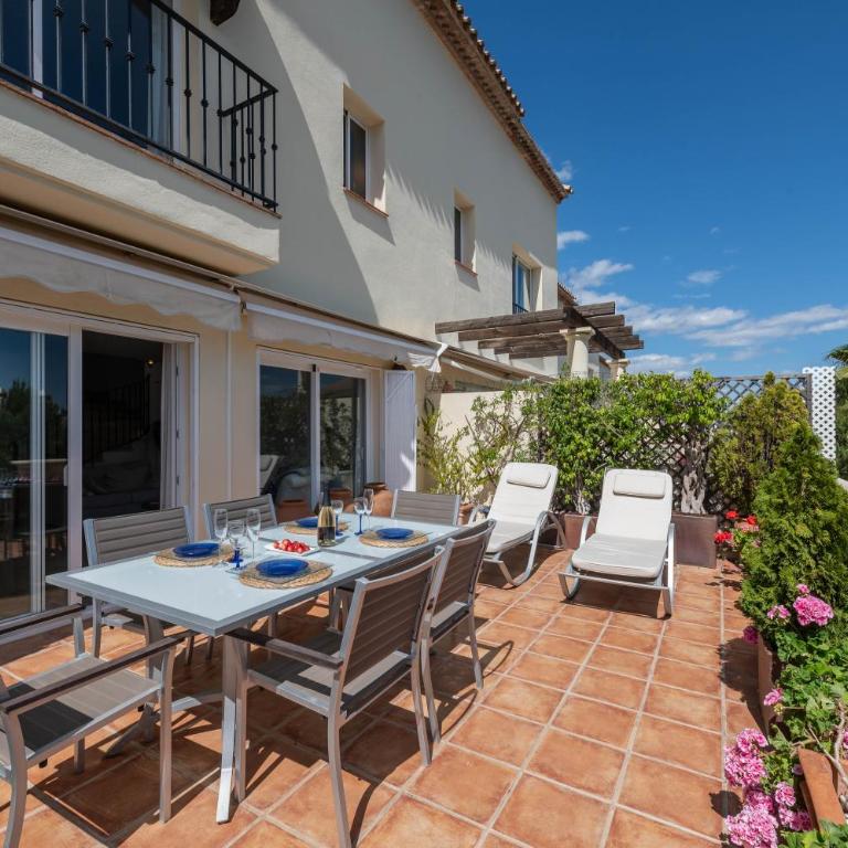 Cozy 3 BDRM Sunny Townhouse w BBQ and Pool - Three-Bedroom Apartment - 9