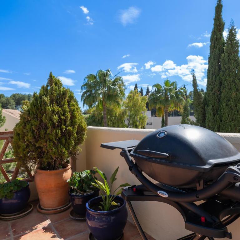 Cozy 3 BDRM Sunny Townhouse w BBQ and Pool - Three-Bedroom Apartment - 11