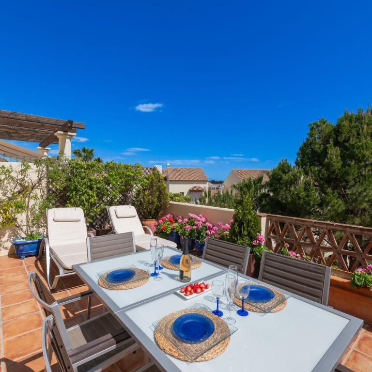 Cozy 3 BDRM Sunny Townhouse w BBQ and Pool - Three-Bedroom Apartment - 12