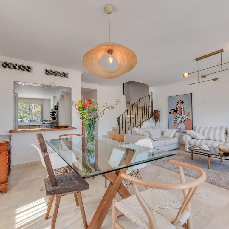 Cozy 3 BDRM Sunny Townhouse w BBQ and Pool - Three-Bedroom Apartment - 21