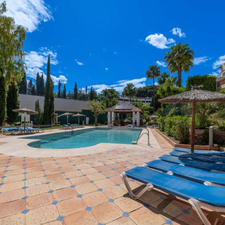 Cozy 3 BDRM Sunny Townhouse w BBQ and Pool - Three-Bedroom Apartment - 6