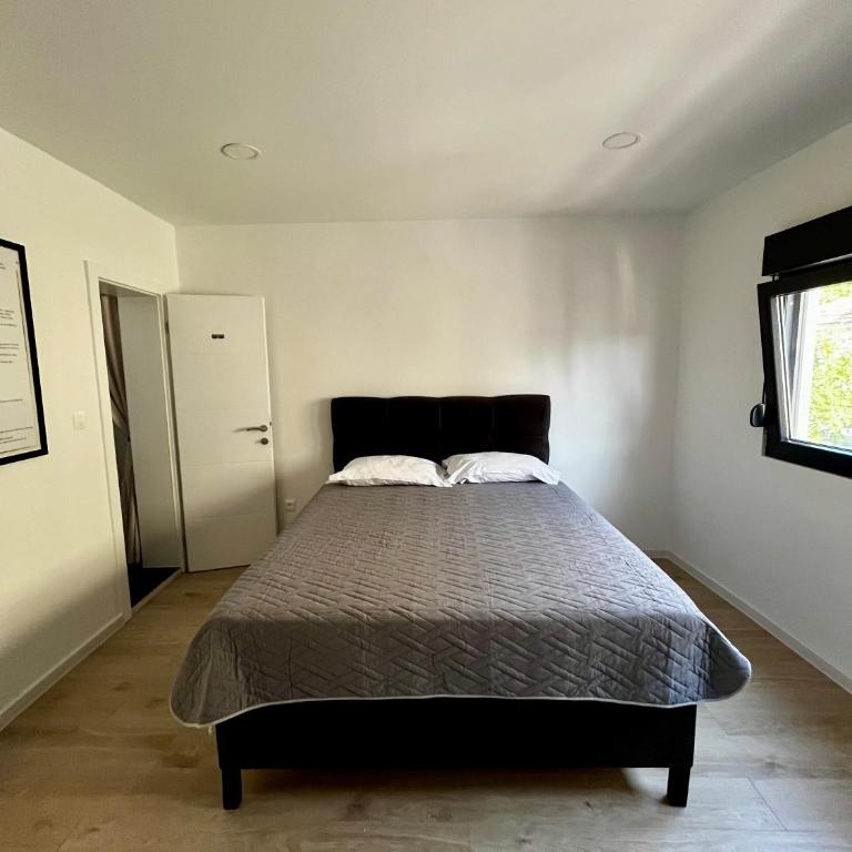 Sha Sho - One-Bedroom Apartment - 10