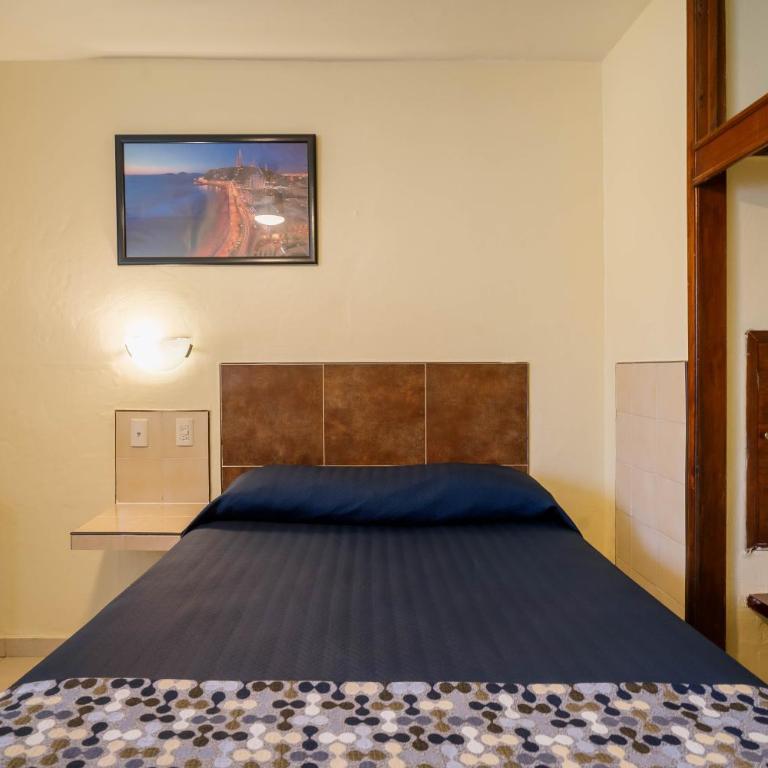 Hotel Mazatlan - Queen Room - 4