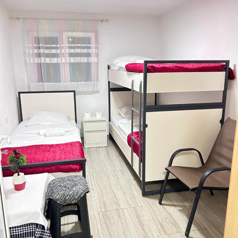 Sneza - Basic Triple Room with Shared Bathroom - 2