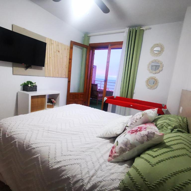 Costamar bungalow familiar, piscina y terraza, a 5 min de la playa - Three-Bedroom Apartment - 8