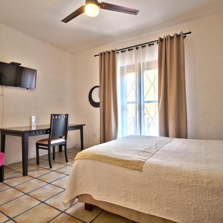 Hotel Punto 79 - Habitación con cama grande y balcón - 1