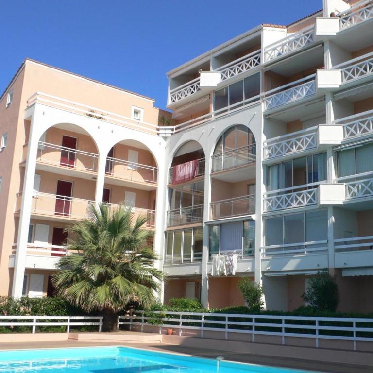 Studio Cabine avec Piscine, Parking Privé et Wifi - Proche Plage et Commerces à Sète - FR-1-338-574 - Apartment - 1