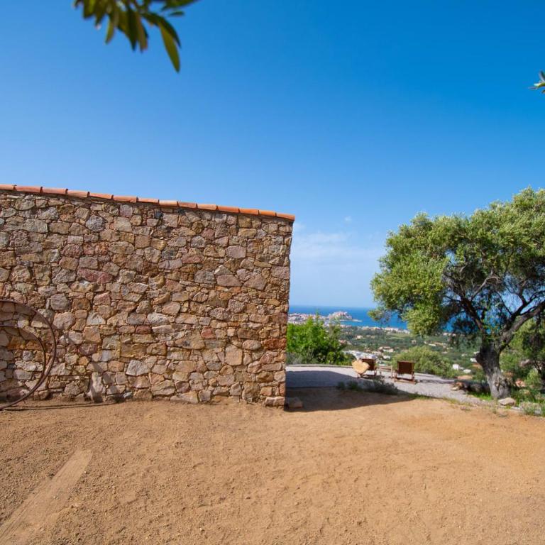 Maisonnette en plein maquis vue splendide à 5 min du centre et de la plage - Studio - 25