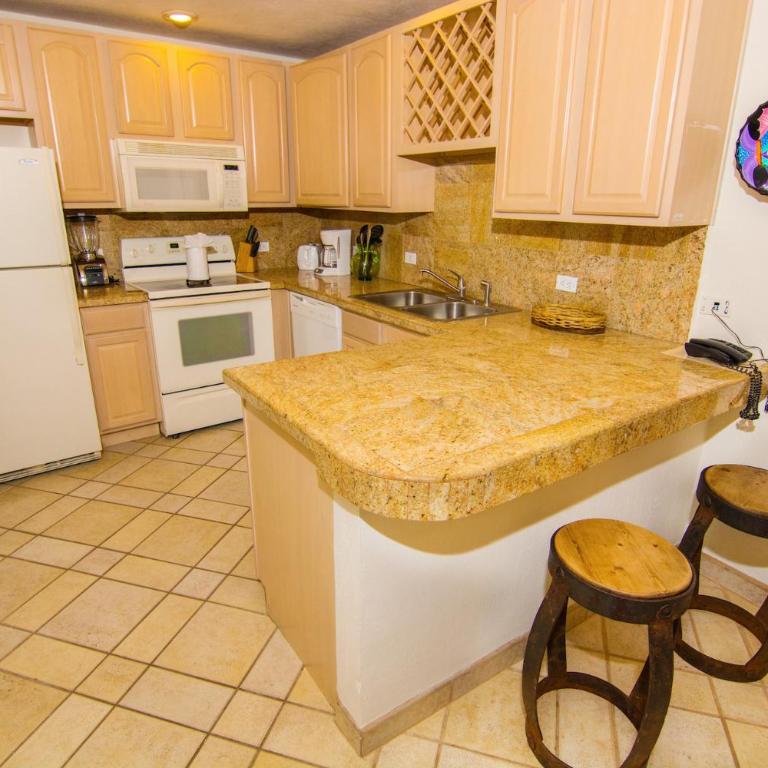 Las Palmas Resort - Deluxe Suite with Sea View - 6