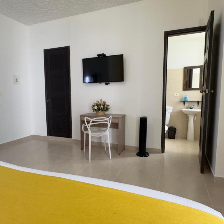 HOTEL CATALUÑA - SOLUCIONES HOTELERAs - Habitación con cama extragrande. - 2