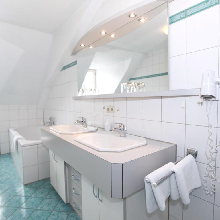 Landhotel Hirsch - Vierbettzimmer - 1