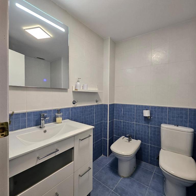 Apartamento con piscina en una preciosa playa - Two-Bedroom Apartment - 32