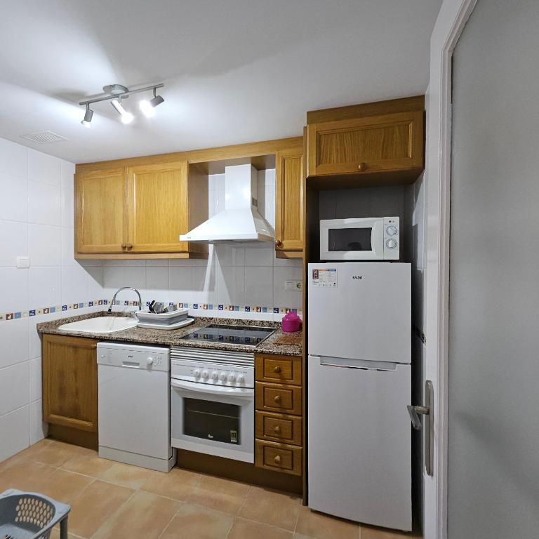 Apartamento con piscina en una preciosa playa - Two-Bedroom Apartment - 23