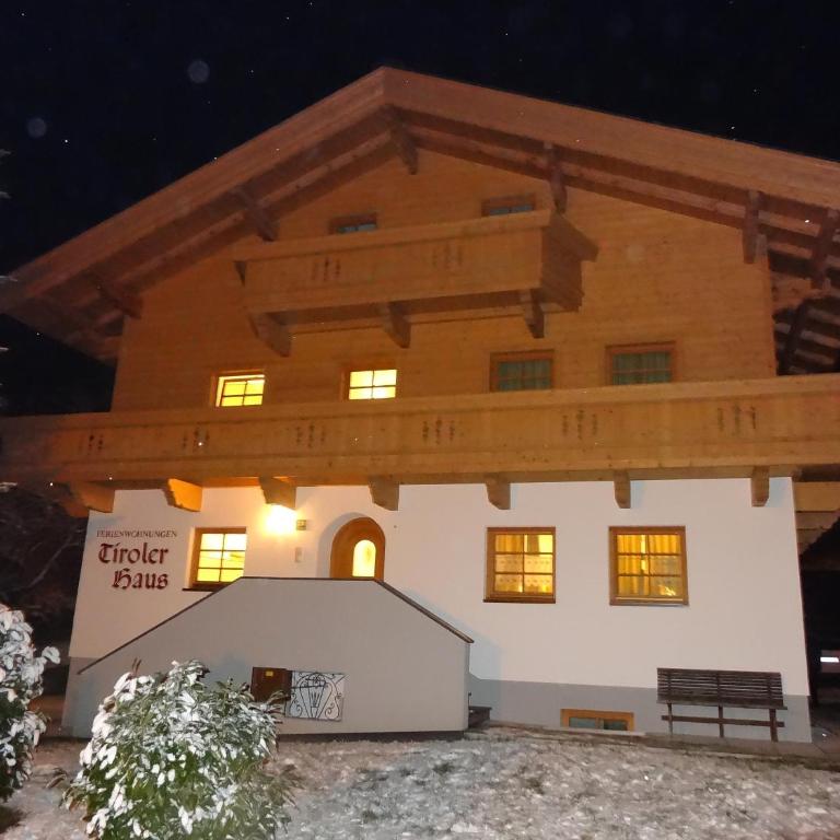 Ferienwohnungen Tiroler Haus - Apartment mit 3 Schlafzimmern mit Parkblick - 6
