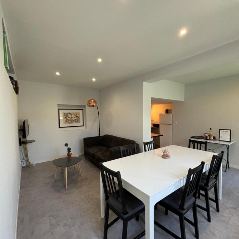 Chez Oma I 1 appartement indépendant OPI I 3 chambres privatives avec salle d eau et salon commun cuisine commune WC commun patio commun - Appartement - Vue sur Jardin - 10