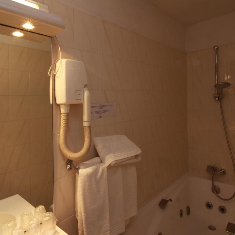 Hôtel d’Angleterre Grenoble Hyper-Centre - Chambre Familiale Supérieure - 4
