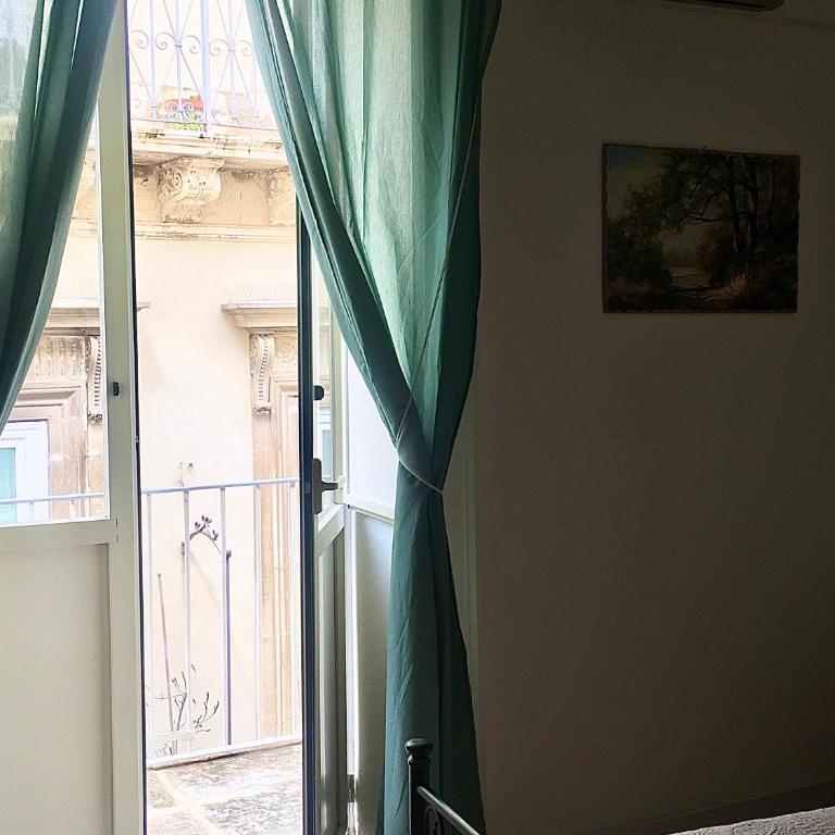 B&B Domus Gaetani - Camera Tripla con Bagno Privato Esterno - 6