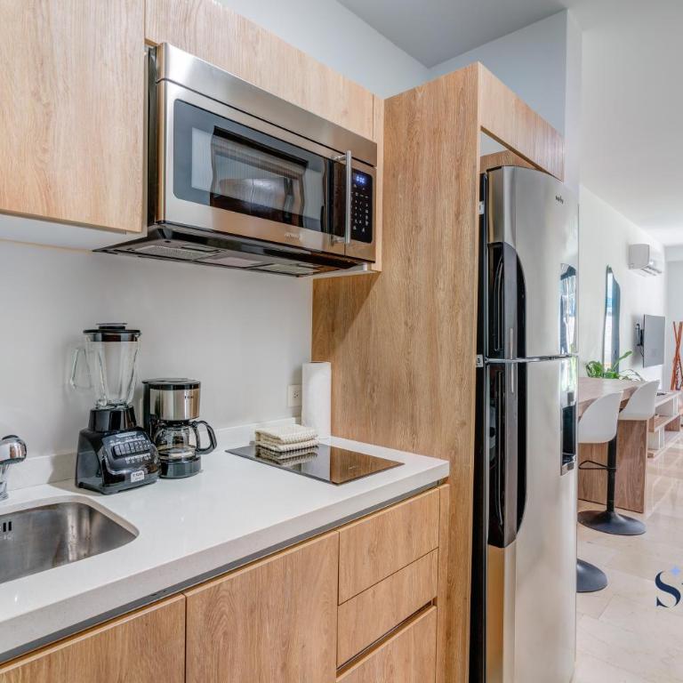 Oceanview Infinity Pool, Steps to 5th Ave & Beach - Studio Balcony & Rooftop Pool - 6