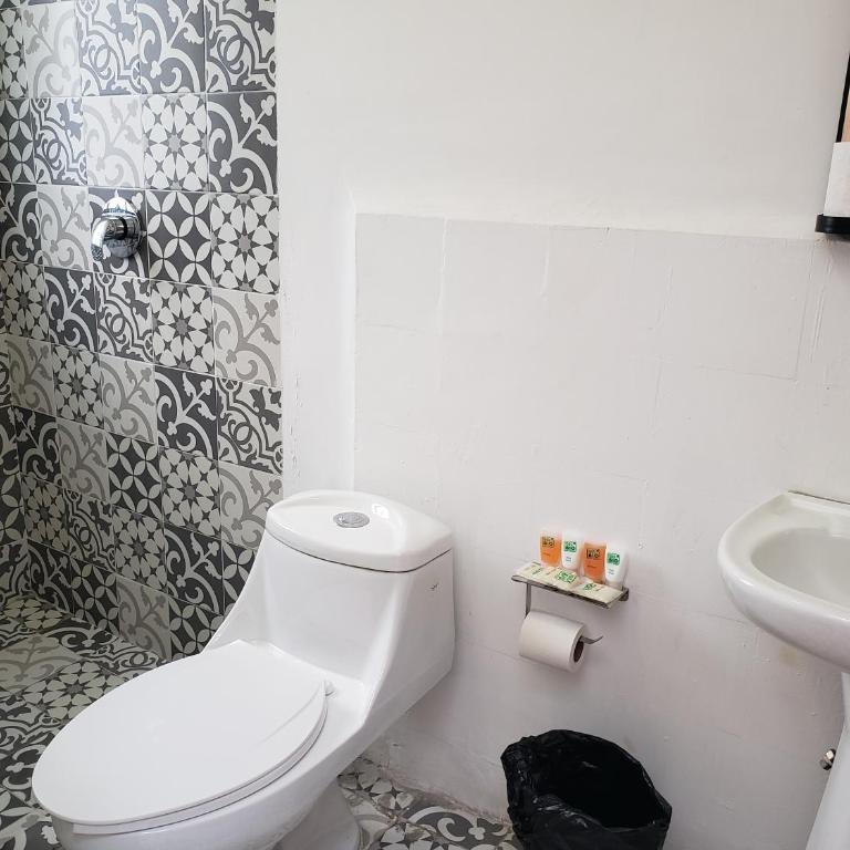 Singular Antara - Double Room with Shared Bathroom - 8