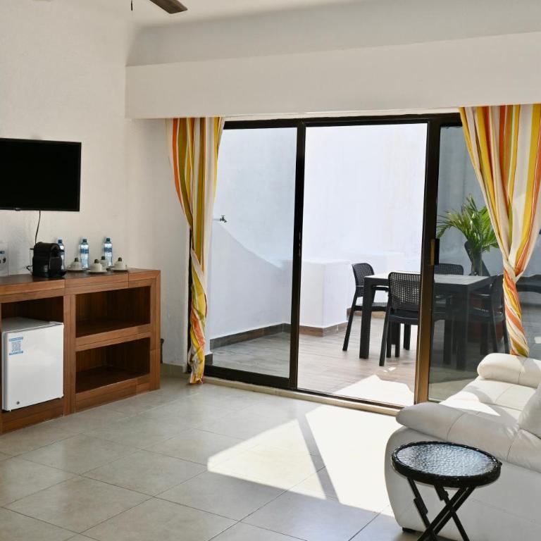 Pelicano Inn Playa del Carmen - Beachfront Hotel - Deluxe Family Suite - 7