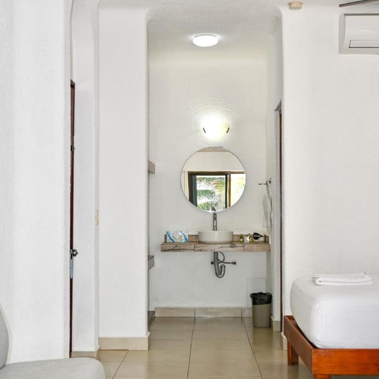 Pelicano Inn Playa del Carmen - Beachfront Hotel - Suite with Sea View - 11