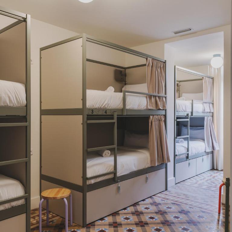 Piulet Hostel - Bed in 8-Bed Mixed Dormitory Room - 4