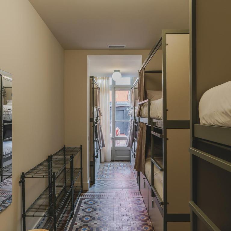 Piulet Hostel - Bed in 8-Bed Mixed Dormitory Room - 6
