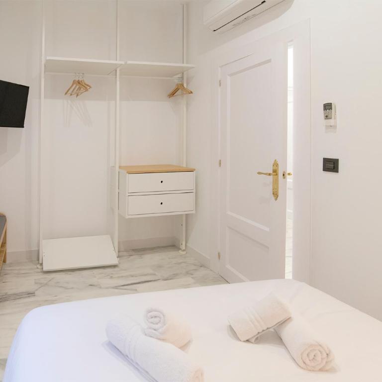 Granadi Apartamentos - Three-Bedroom Standard Apartment - 9