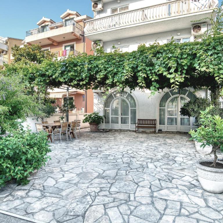 Sun Guest House - Standardna Dvokrevetna Soba sa Bračnim Krevetom i Balkonom - 3