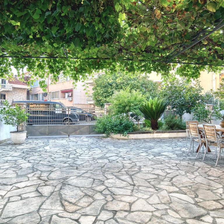 Sun Guest House - Standardna Dvokrevetna Soba sa Bračnim Krevetom i Balkonom - 6