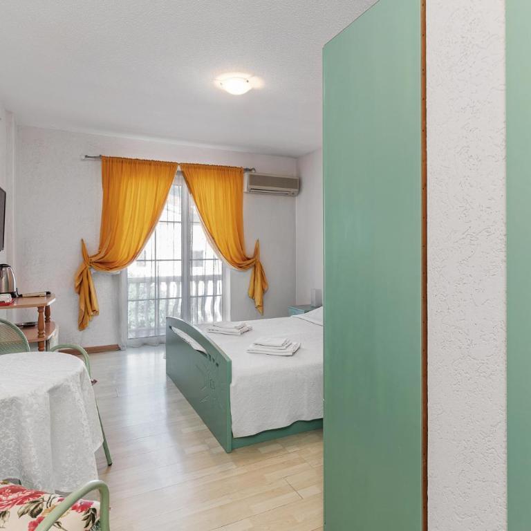 Sun Guest House - Standardna Dvokrevetna Soba sa Bračnim Krevetom i Balkonom - 10