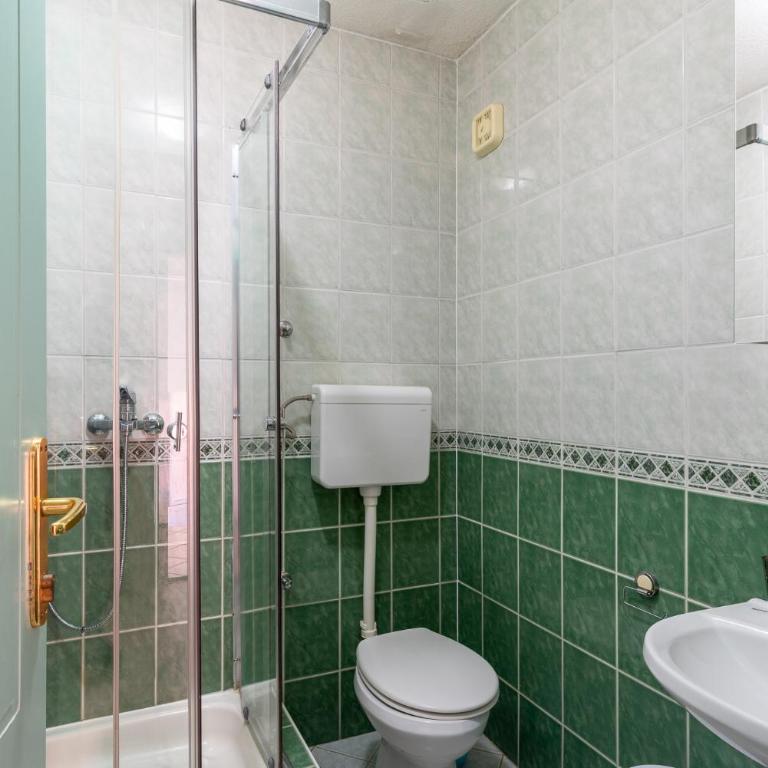 Sun Guest House - Standardna Dvokrevetna Soba sa Bračnim Krevetom i Balkonom - 12