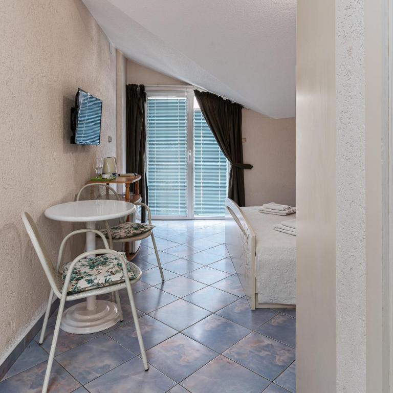 Sun Guest House - Standardna Dvokrevetna Soba sa Bračnim Krevetom i Balkonom - 13