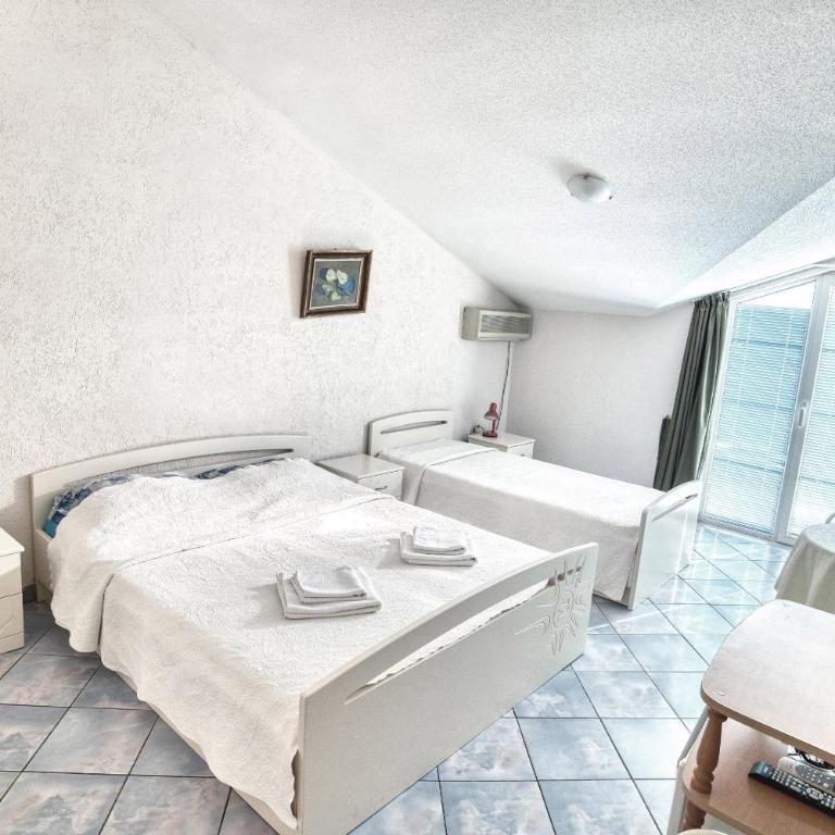 Sun Guest House - Standardna Trokrevetna Soba s Balkonom - 14