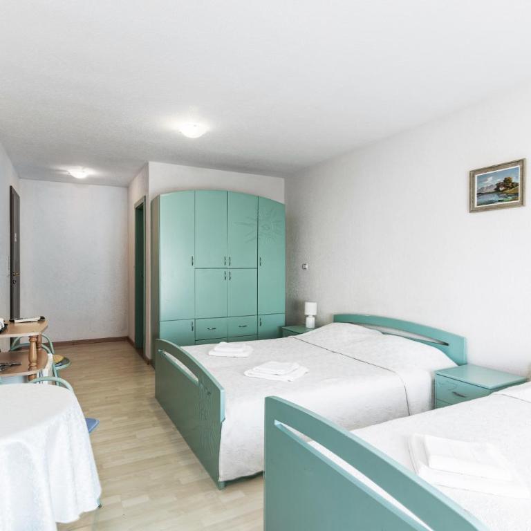 Sun Guest House - Standardna Trokrevetna Soba s Balkonom - 16