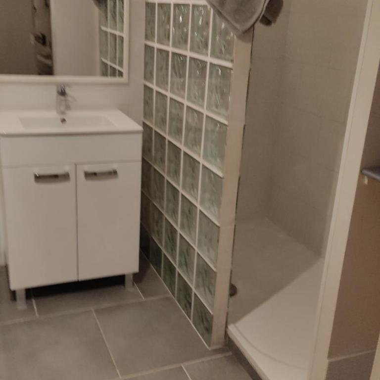 Loft duplex Rez-de-chaussée sous sol 100m2 climatisé centre historique Aix-en-Provence - Habitación Familiar con baño privado - 5