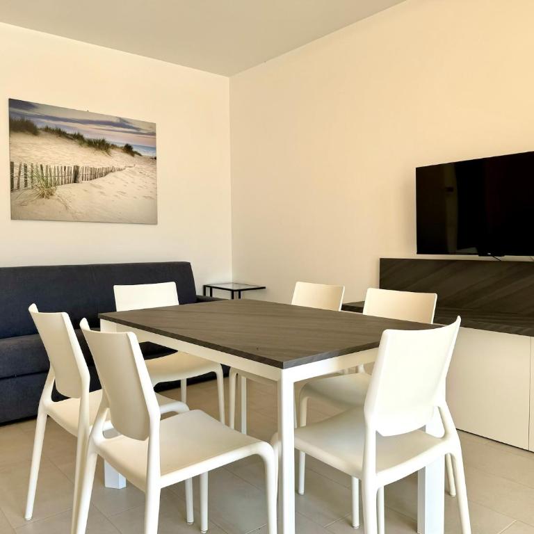 Residence Wave Island - Carraro Immobiliare - Family Apartments - Appartamento con 2 Camere da Letto e Vista Piscina - 10